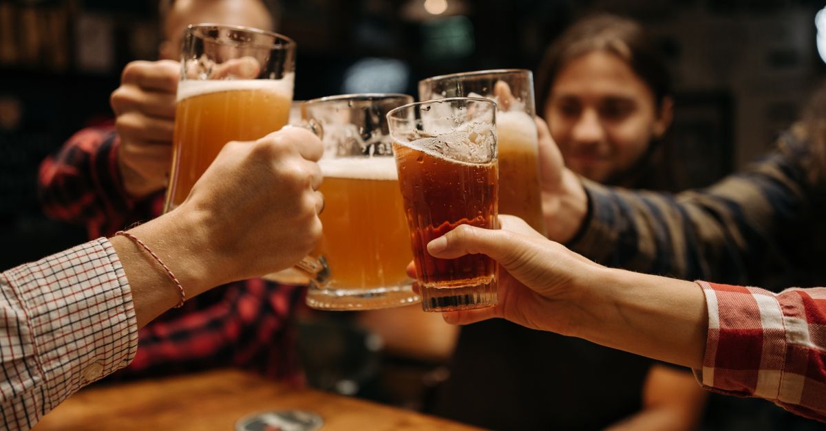 Freunde stoßen an – Geschenk für den besten Freund