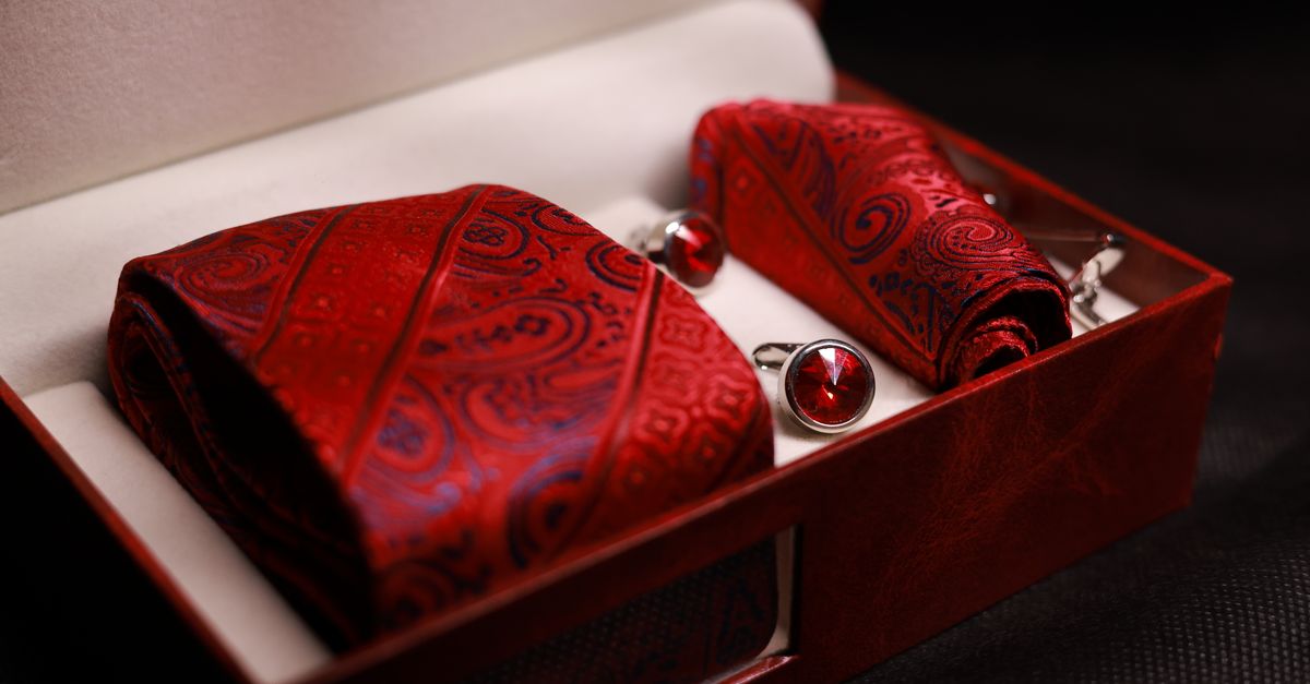 Eingepacktes Geschenk für einen Mann