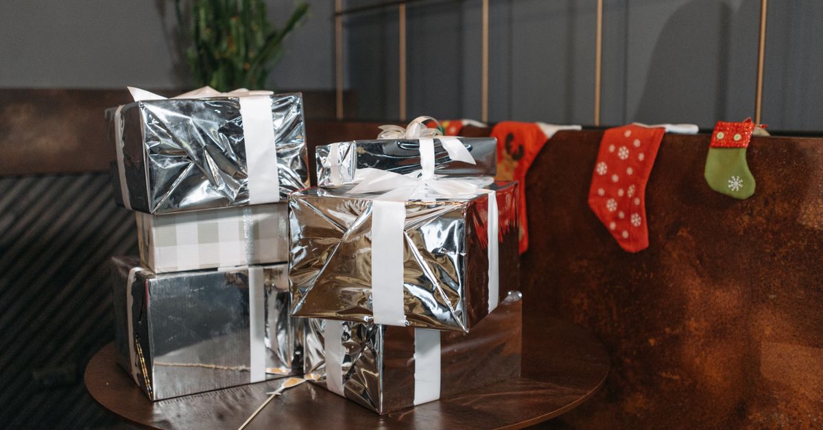 Weihnachtsgeschenke für Männer unter dem Baum